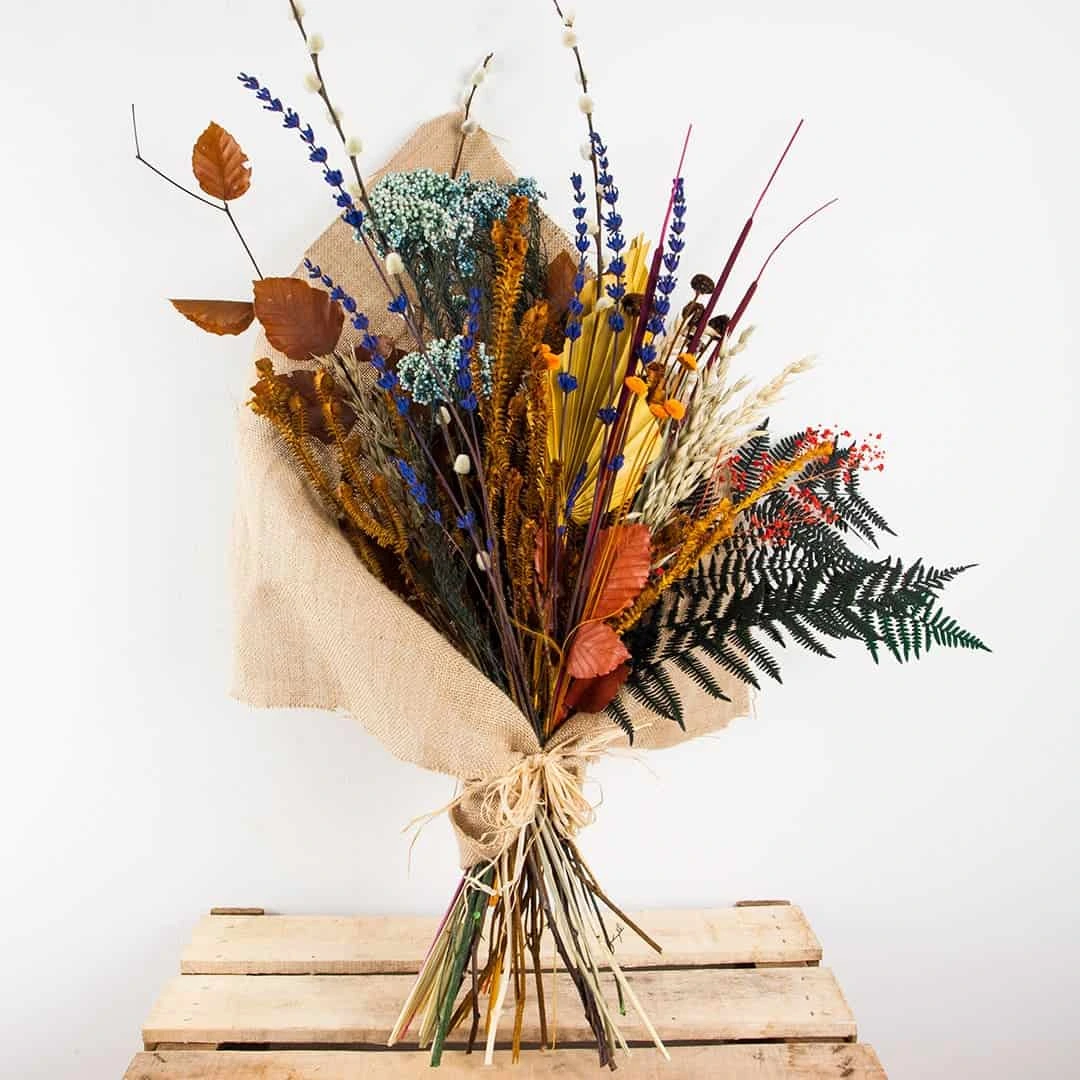Arreglo floral de flores preservadas naturales listo para regalar