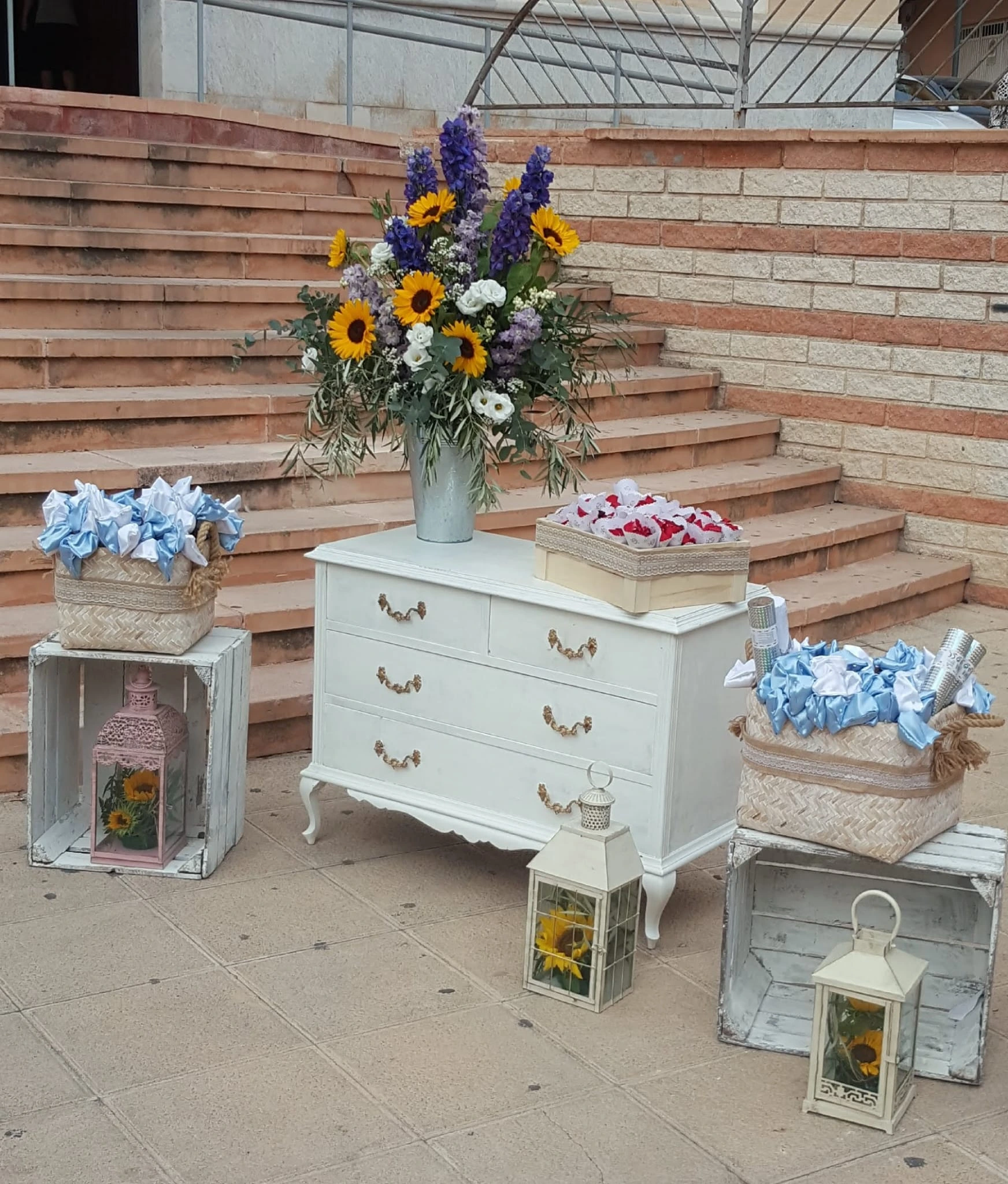 Con flores frescas y de temporada. Floristería online con entrega rápida para sorprender en cualquier ocasión.