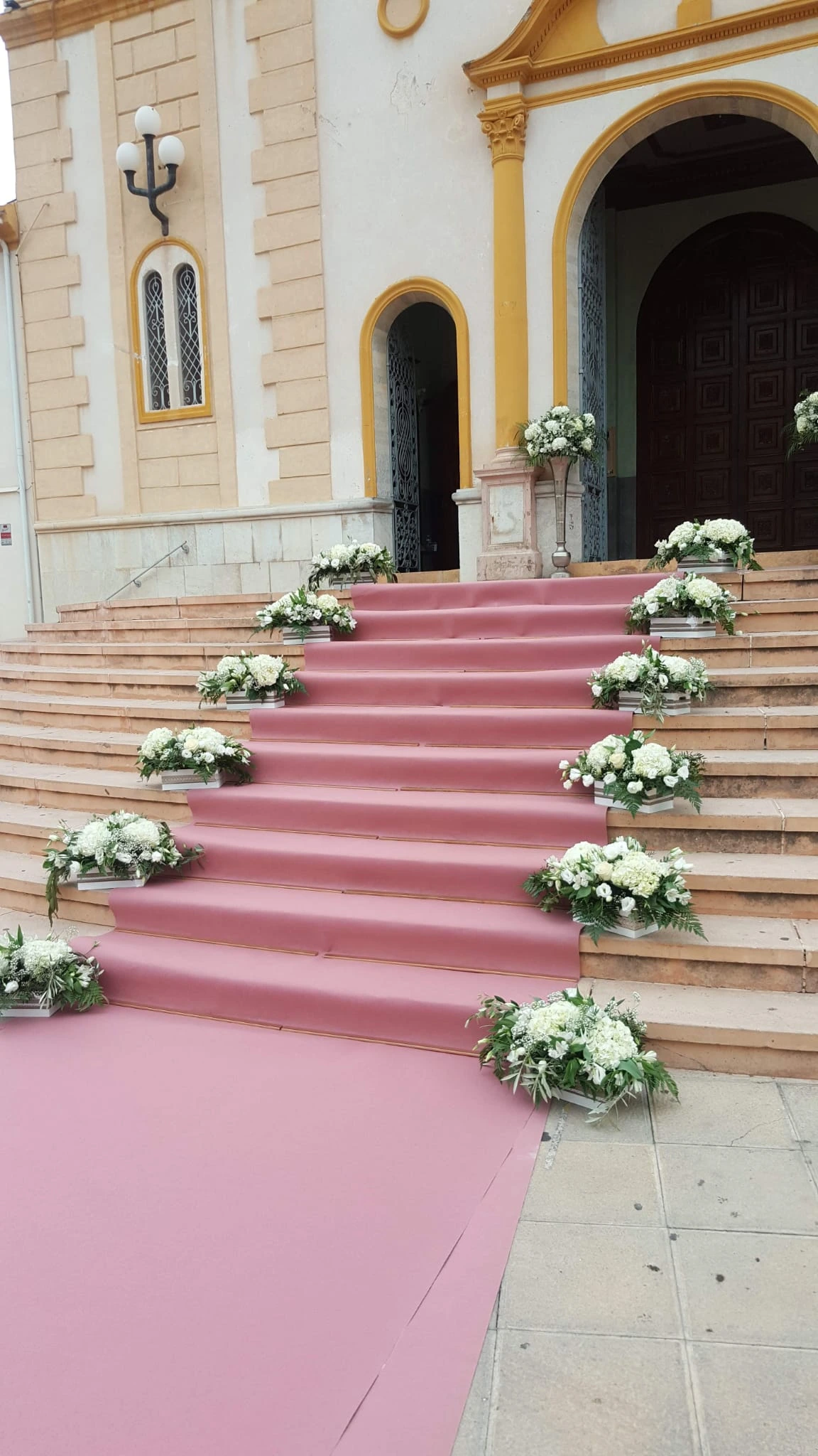 Con flores frescas y de temporada. Floristería online con entrega rápida para sorprender en cualquier ocasión.