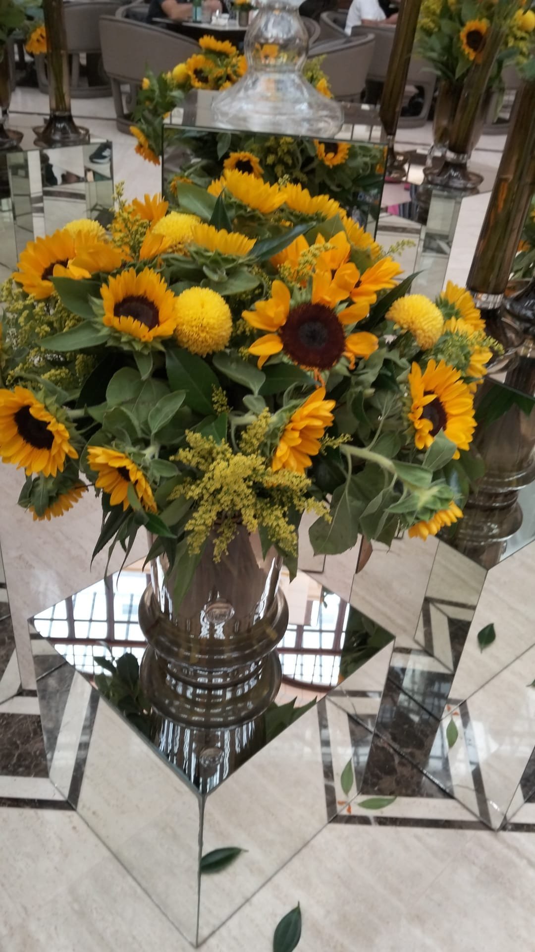 Con flores frescas y de temporada. Floristería online con entrega rápida para sorprender en cualquier ocasión.