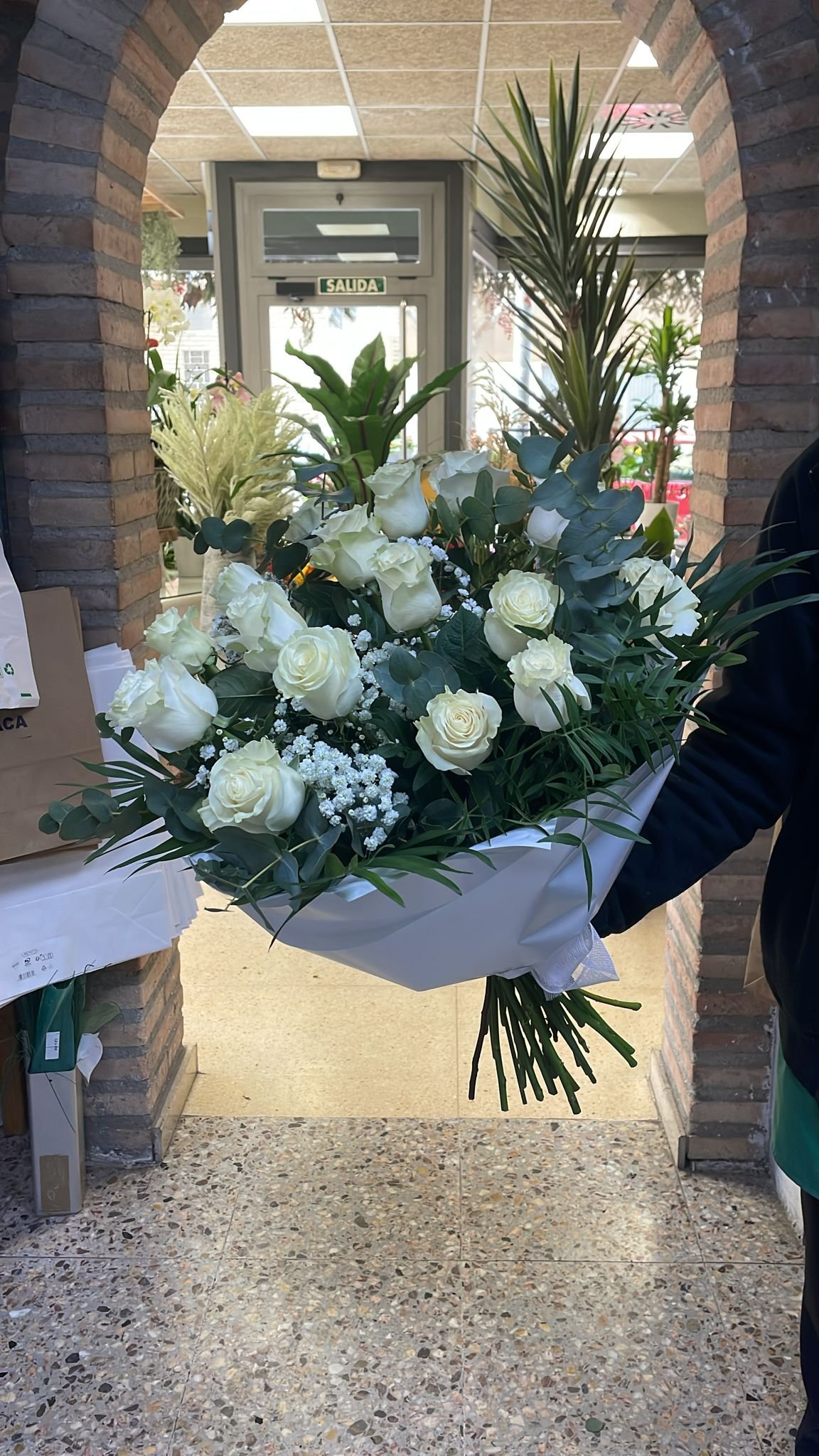 Con flores frescas y de temporada. Floristería online con entrega rápida para sorprender en cualquier ocasión.