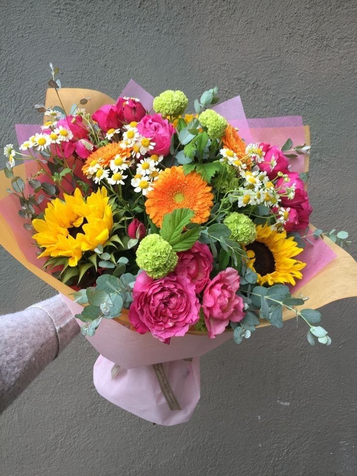 Con flores frescas y de temporada. Floristería online con entrega rápida para sorprender en cualquier ocasión.