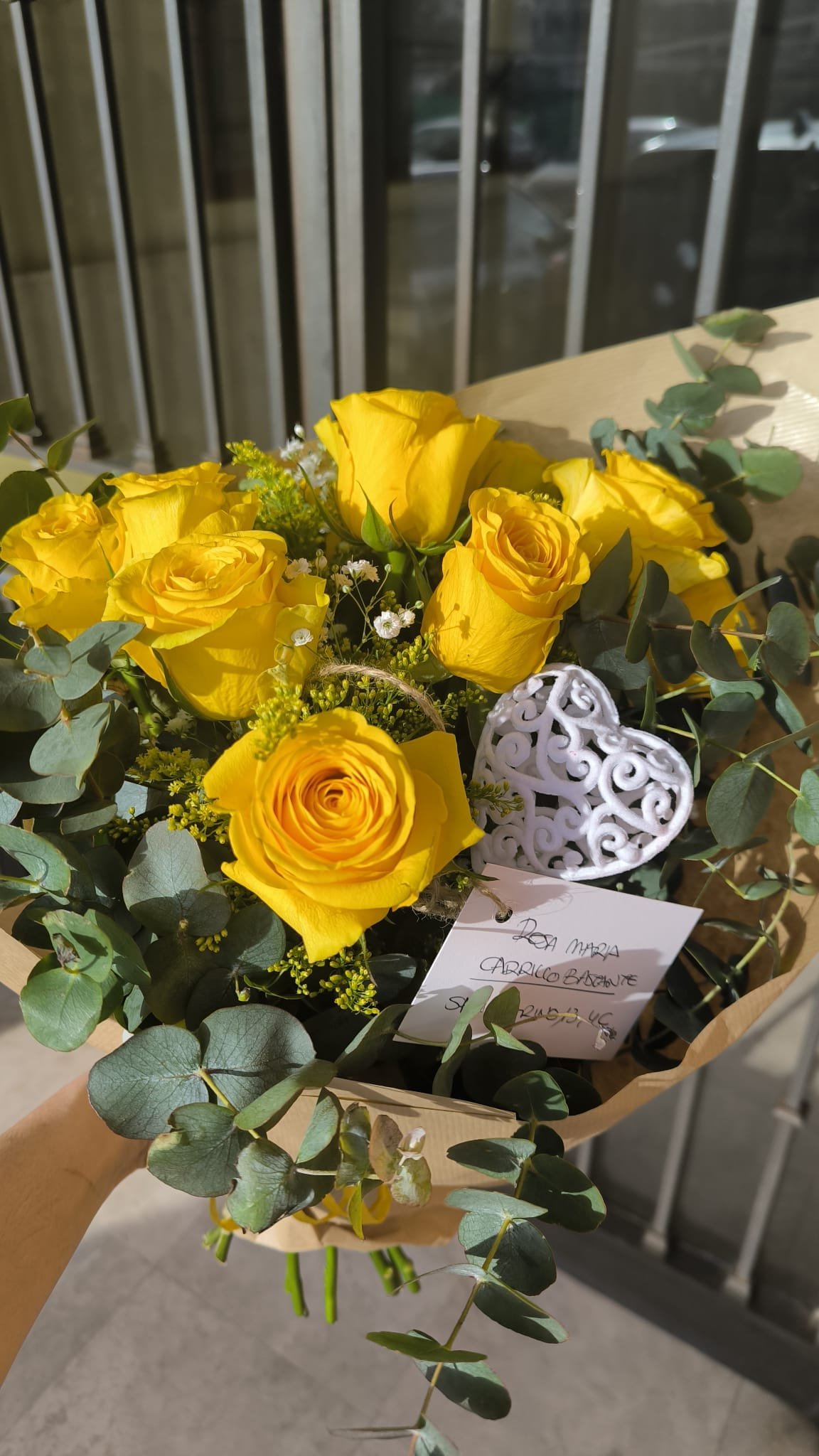 Con flores frescas y de temporada. Floristería online con entrega rápida para sorprender en cualquier ocasión.