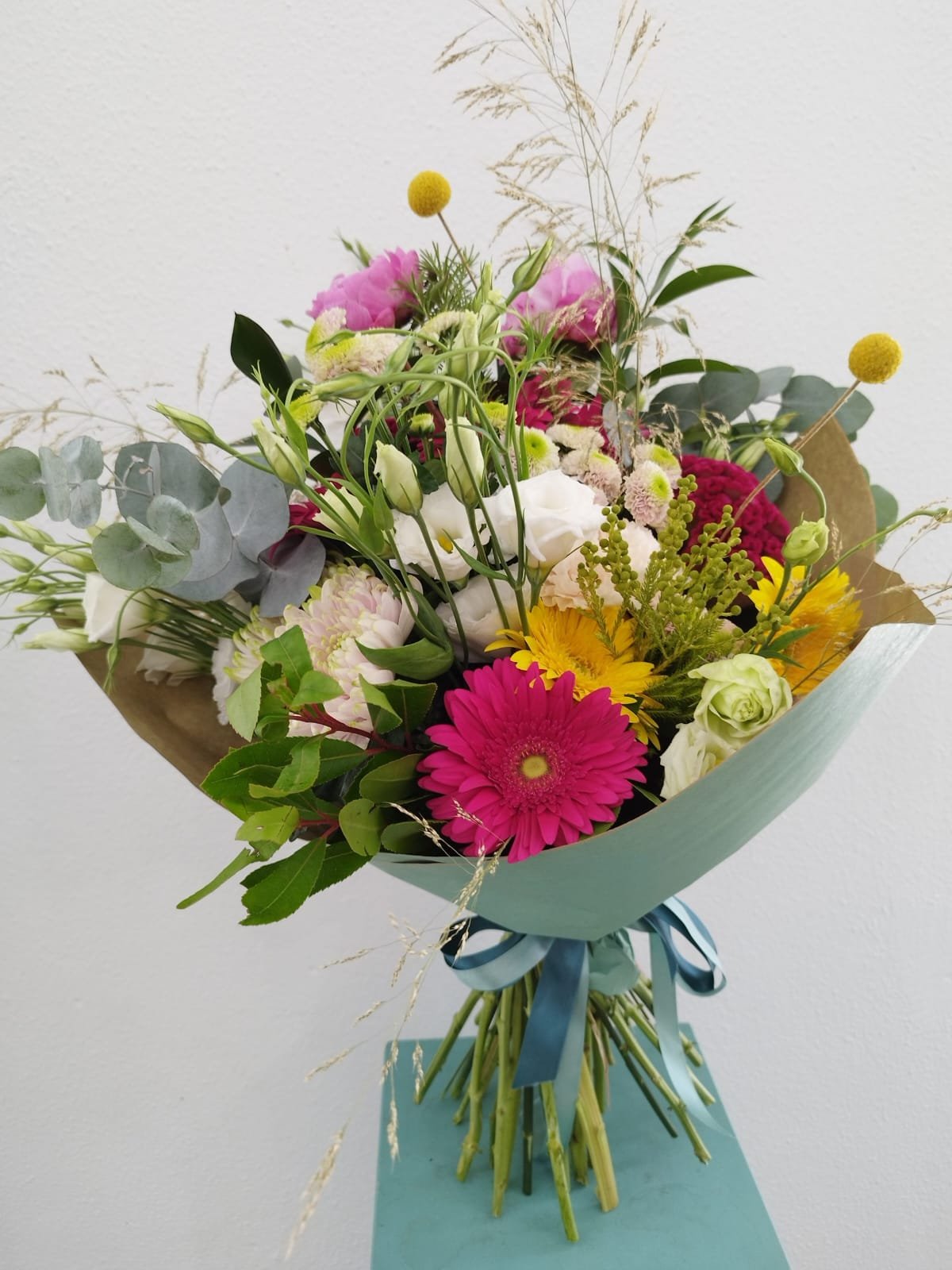 Con flores frescas y de temporada. Floristería online con entrega rápida para sorprender en cualquier ocasión.