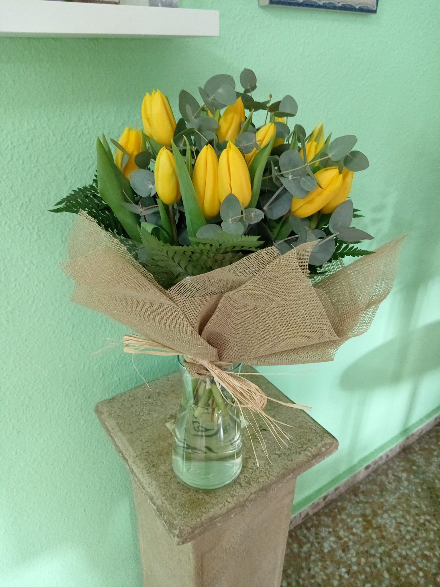 Con flores frescas y de temporada. Floristería online con entrega rápida para sorprender en cualquier ocasión.